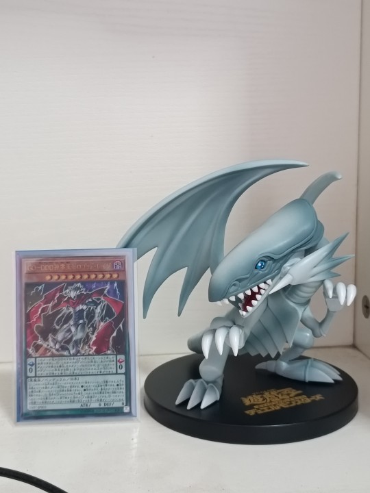 尺寸不大，外形我觉得还行，颜色好看