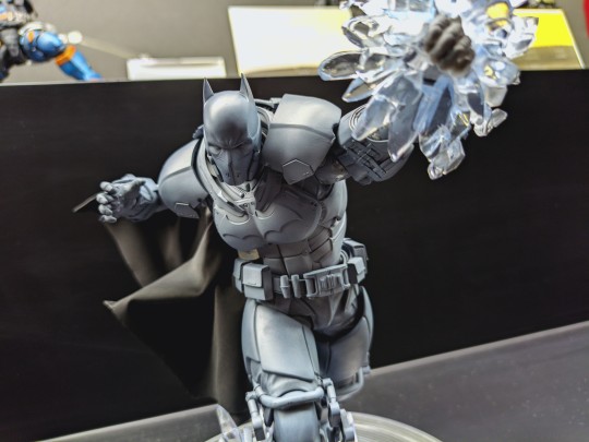 WF2025上海阿卡姆起源蝙蝠侠、丧钟、热能装甲实物图