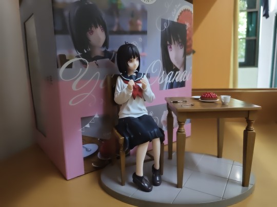 小佐内的屁股是平的。