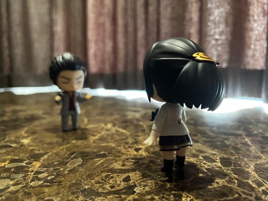 被奇奇怪怪的人包围的桐生