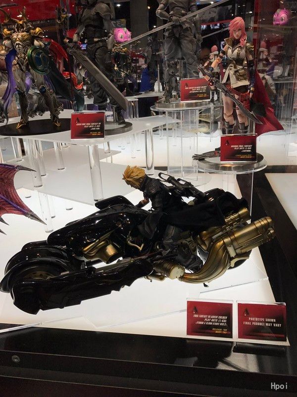 PlayArts改 最终幻想7：圣子降临 克劳德・斯特莱夫&芬里尔狼