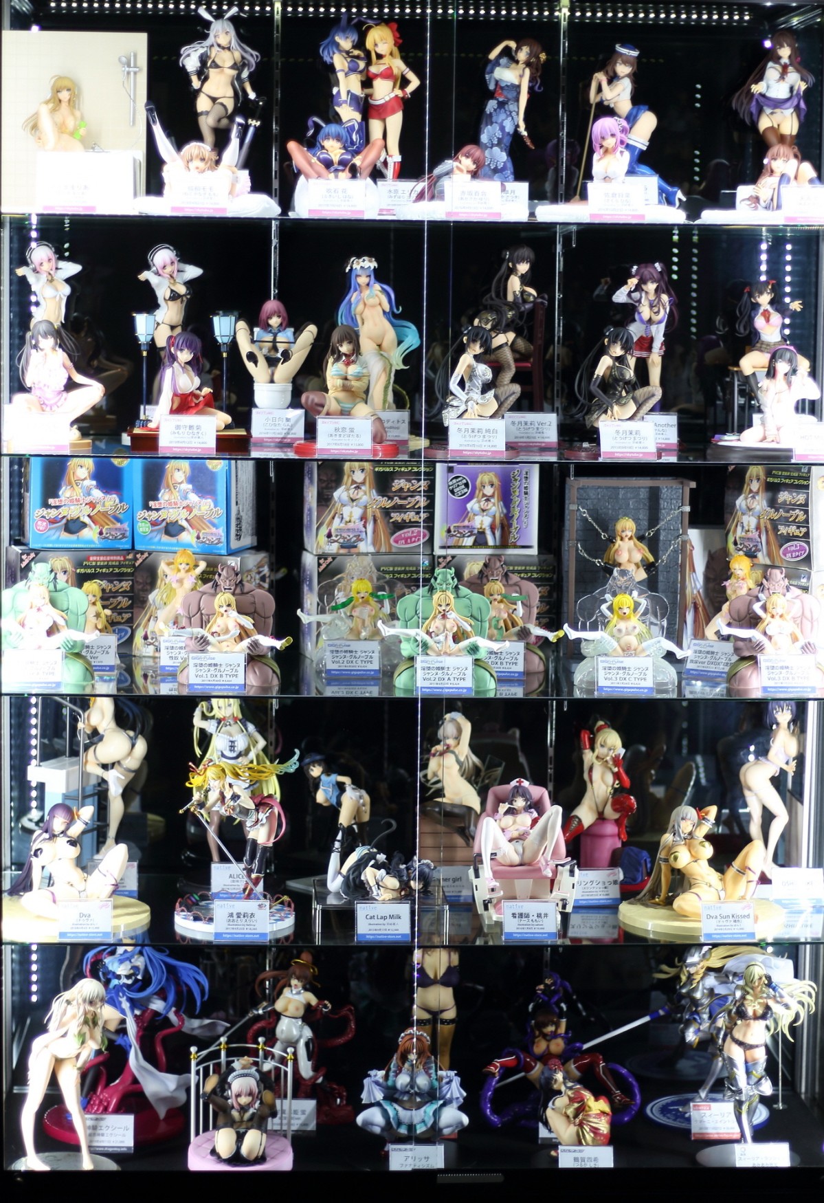 胸贴玻璃的女孩子