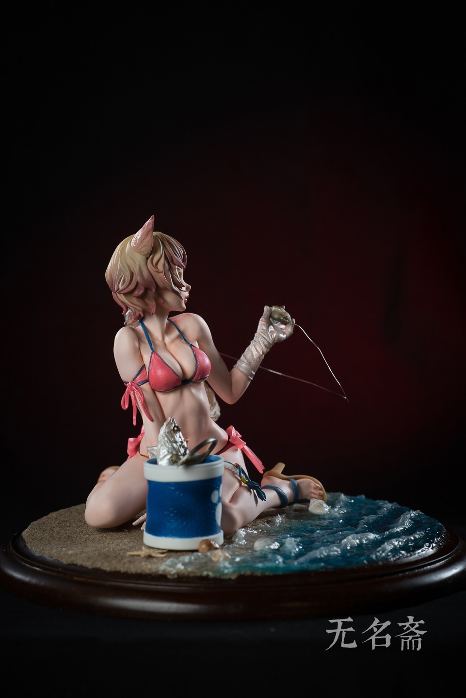 バケツに入った魚 と、おまけ水着ネコ