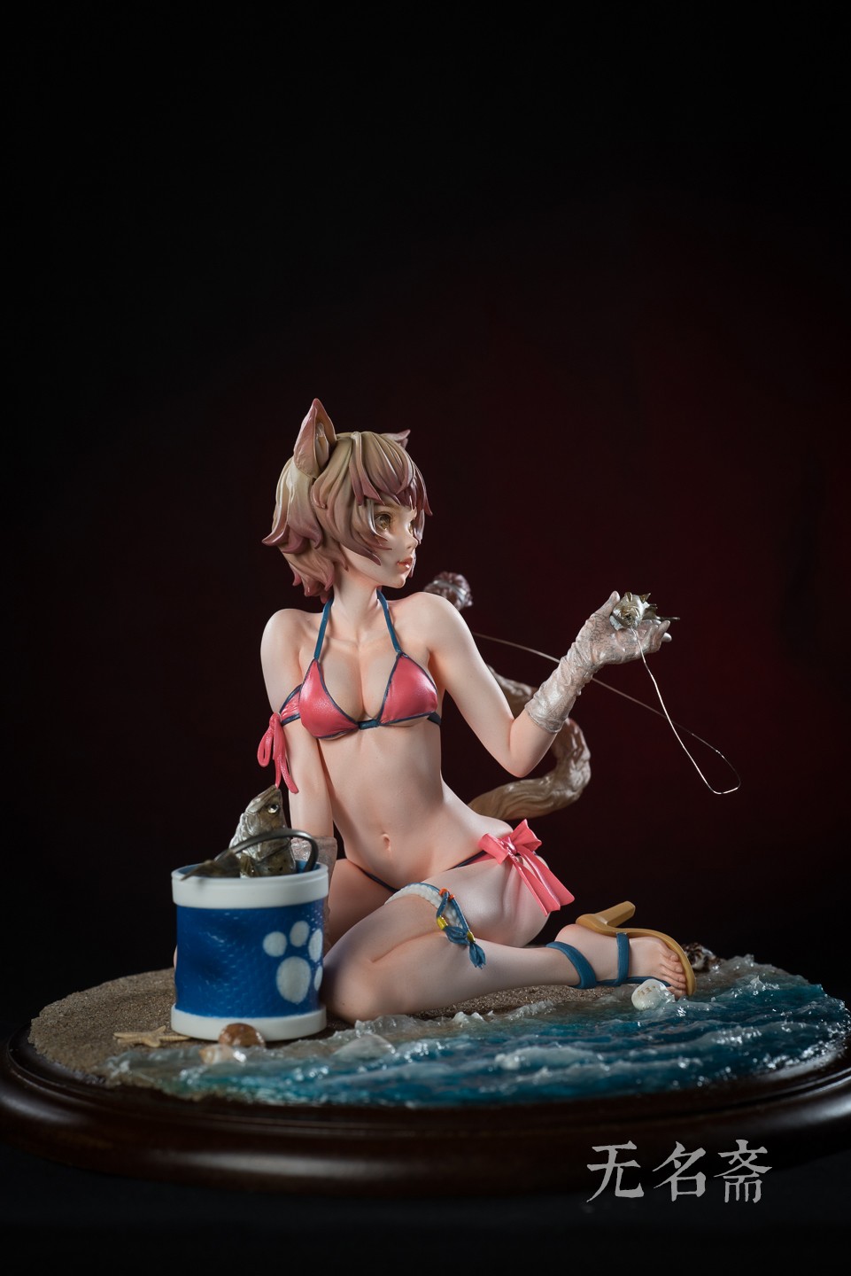 バケツに入った魚 と、おまけ水着ネコ