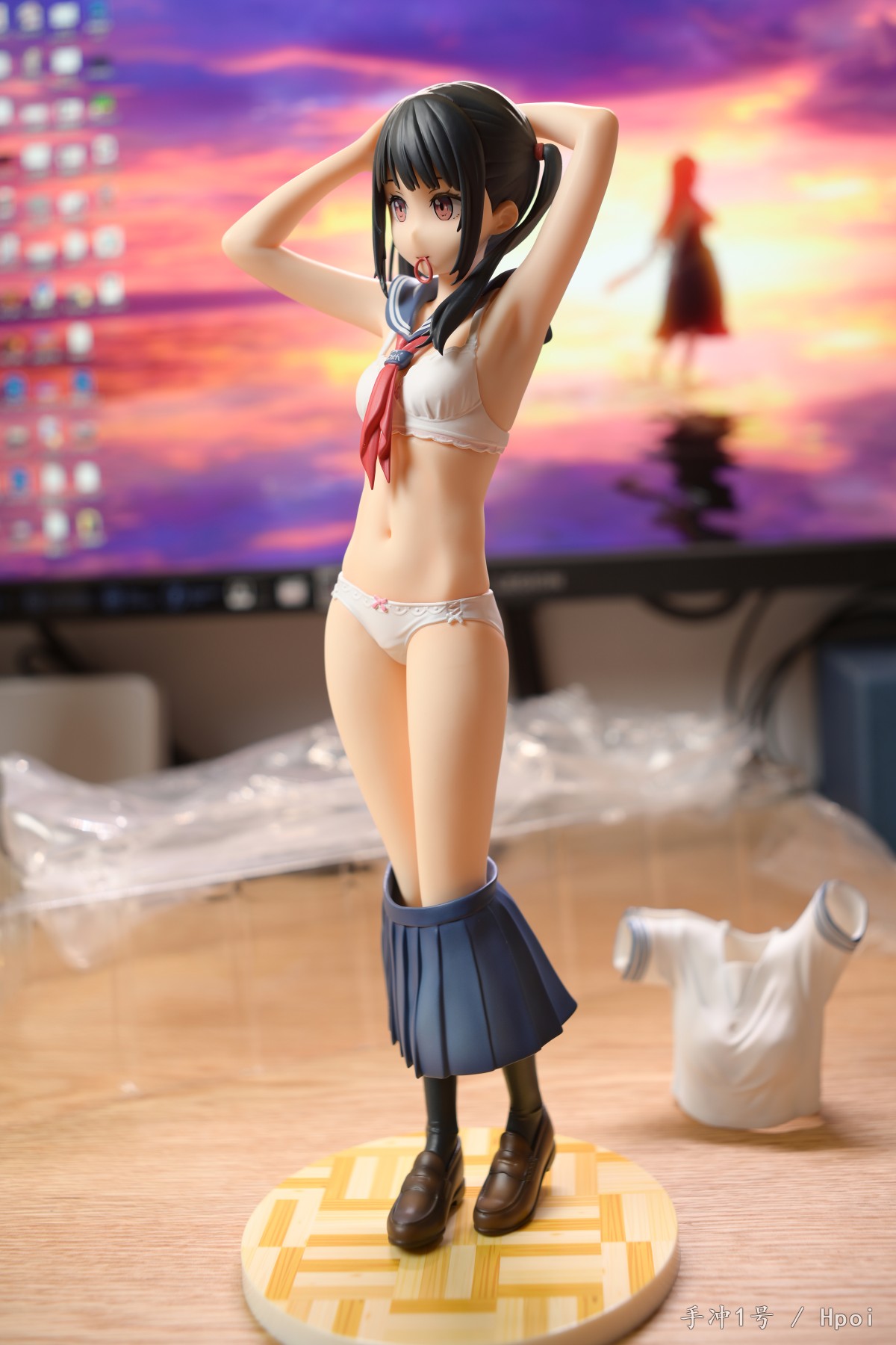 看来，贫乳也看不到自己的脚啊 水手服的里面