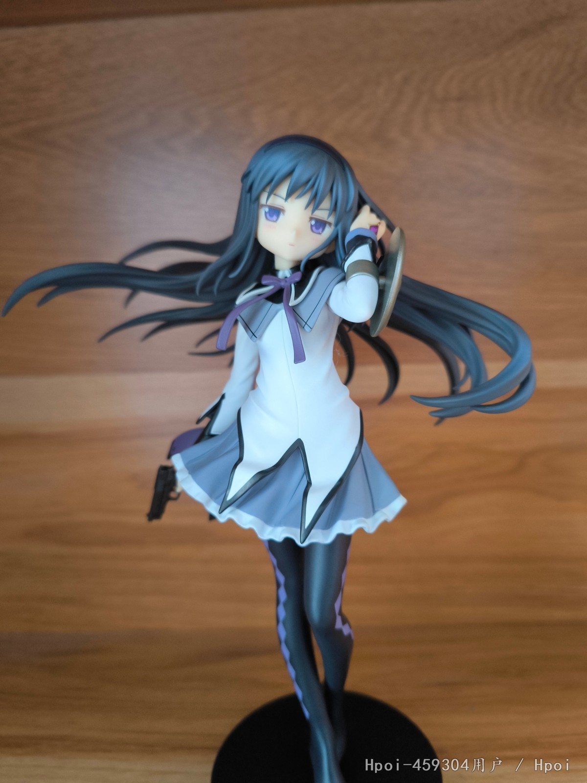 晓美焰手办整体很轻，但质感不错。