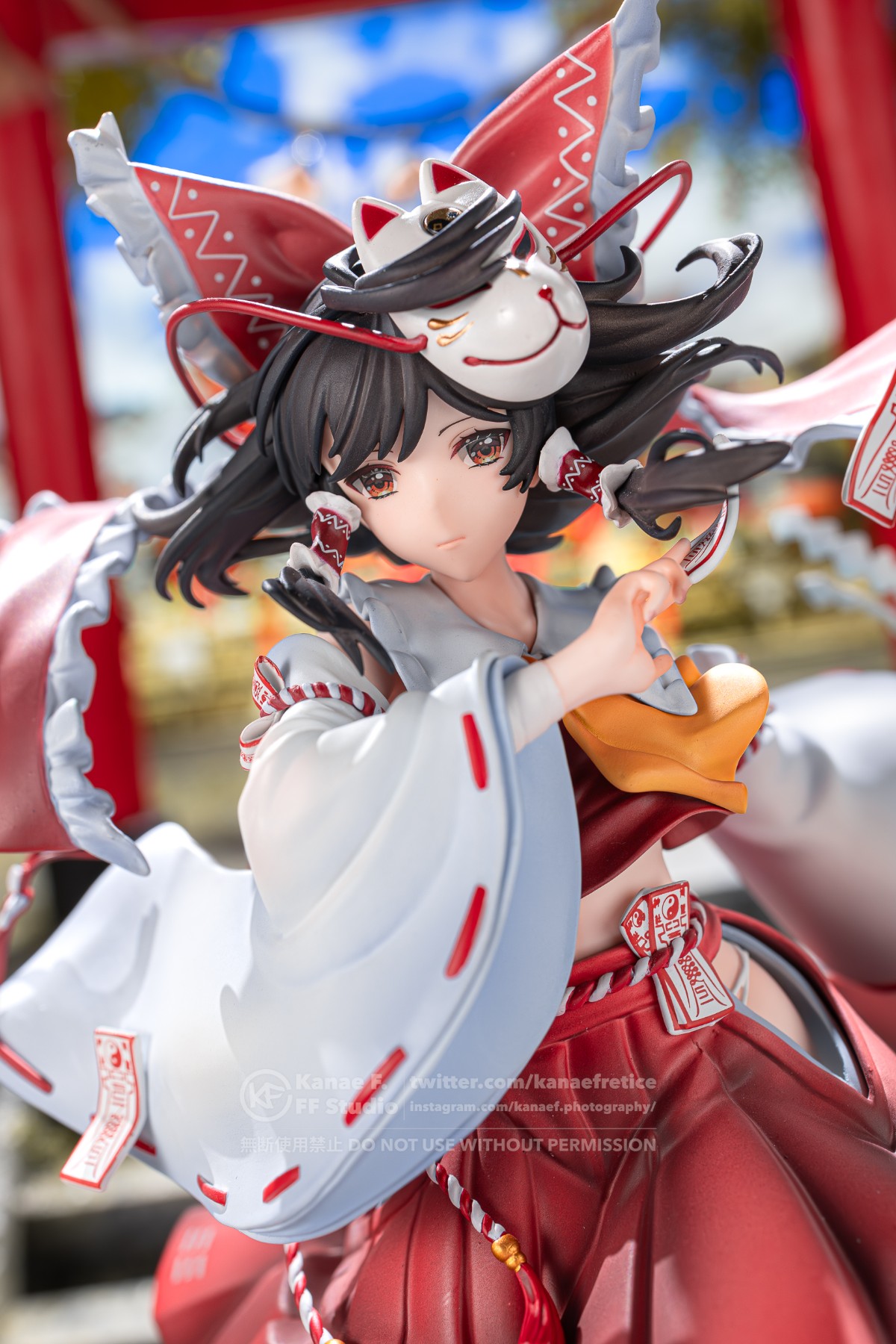 上山的时候突然被一个大腿侧面露出系带胖次的巫女挡住了