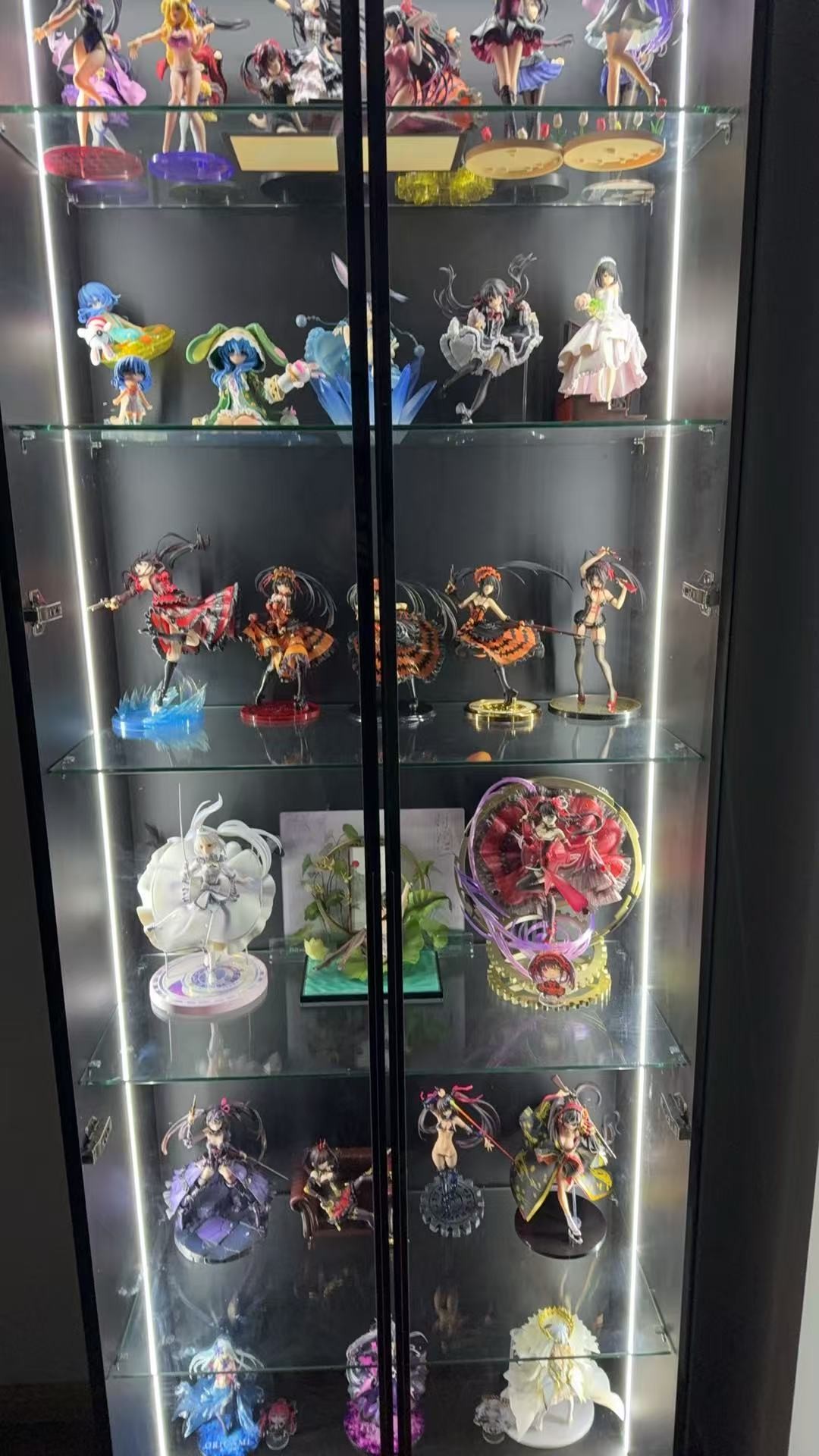 倒爷被说破防了，开始说我穷了，啊对对对，这些手办都是我捡的