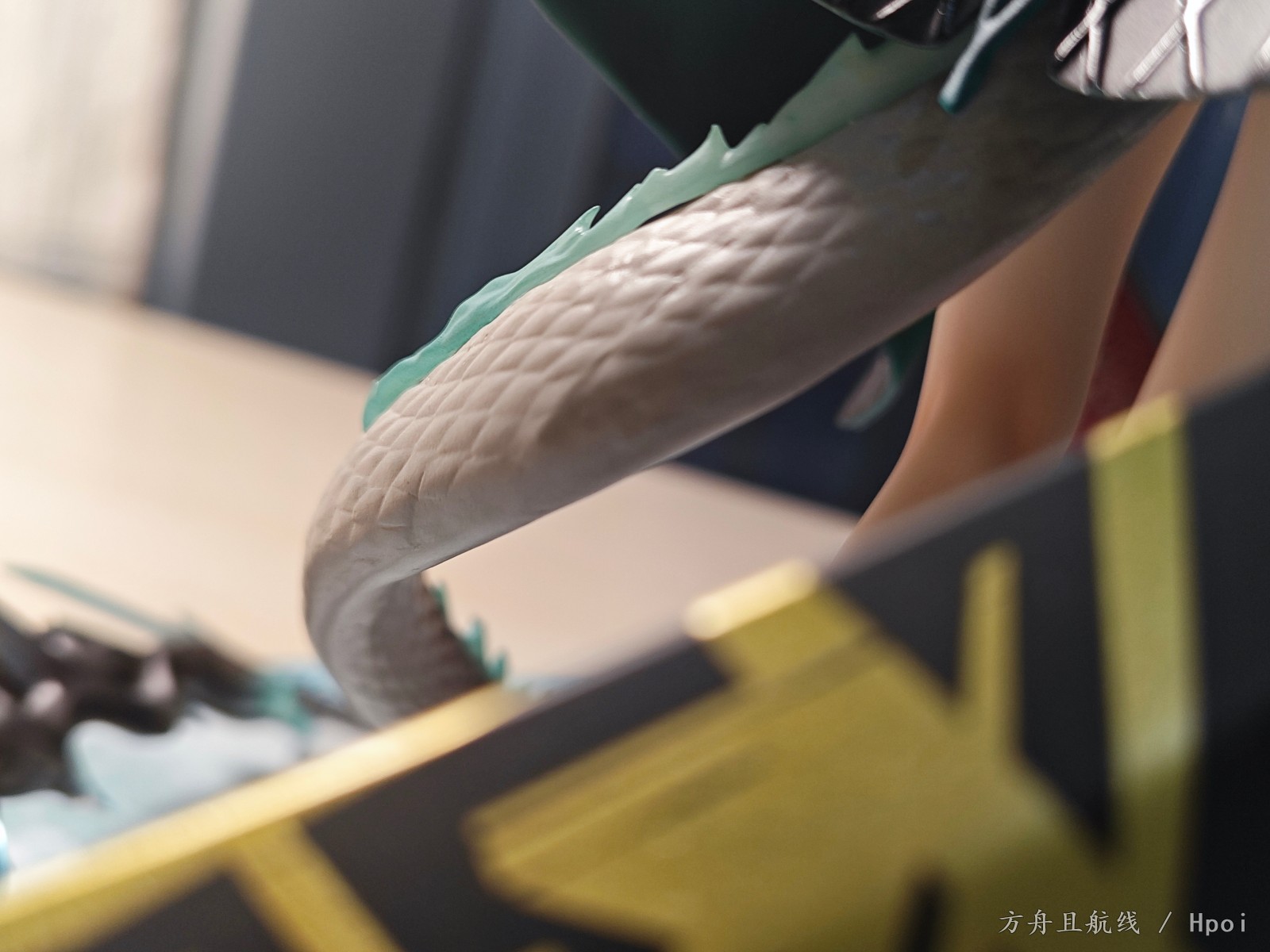 问一下尾巴这开胶正常吗，刚才问了还不给换，无语了