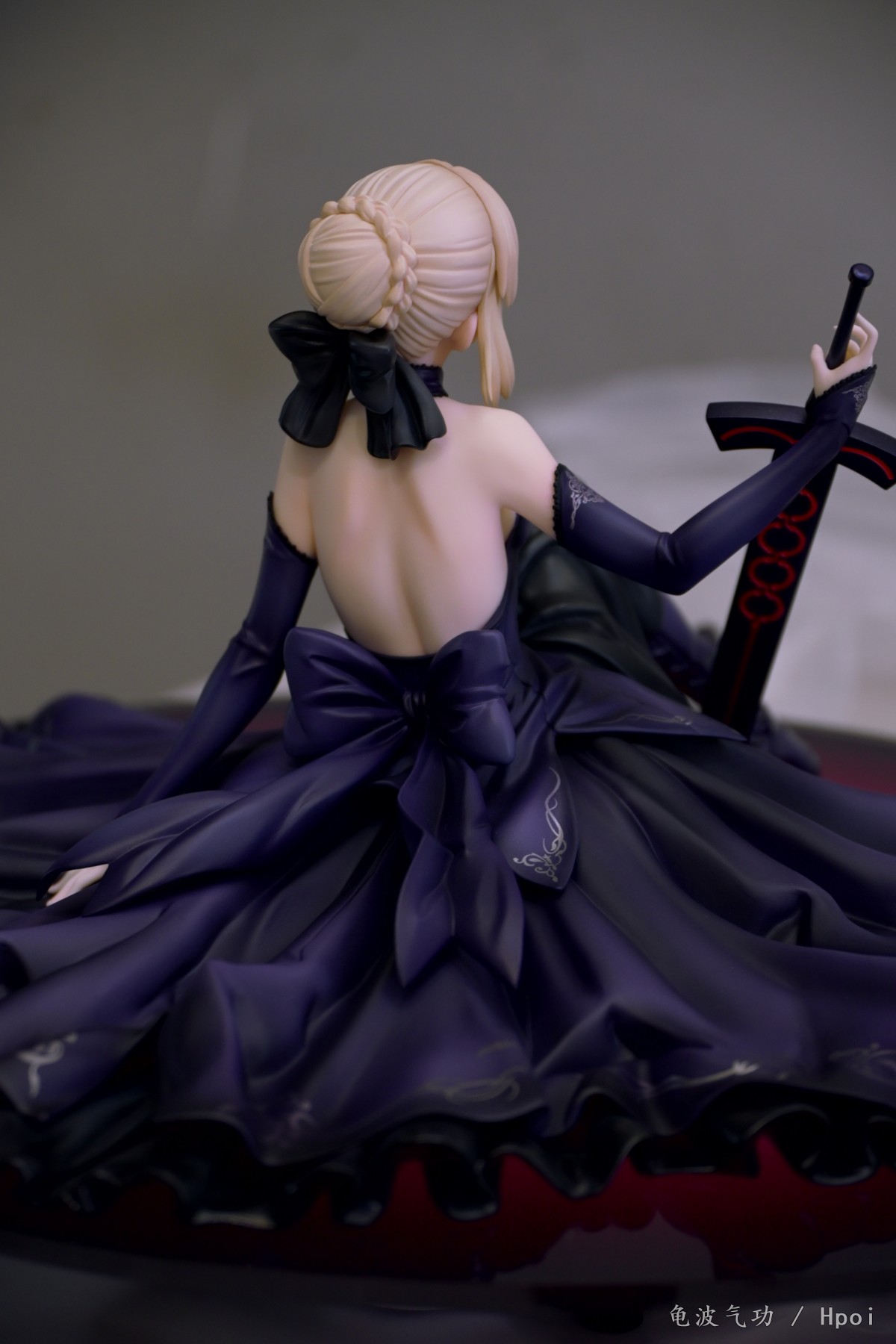 黑礼服saber坐姿