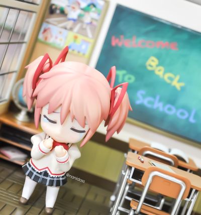 粘土人 #175 魔法少女小圆 鹿目圆香 & 丘比 学校统一的版本。