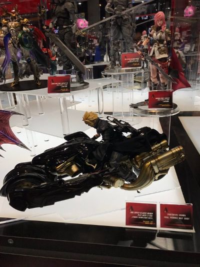 PlayArts改 最终幻想7：圣子降临 克劳德・斯特莱夫&芬里尔狼