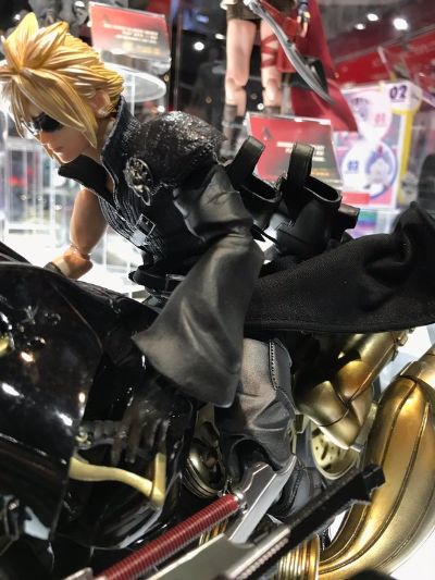 PlayArts改 最终幻想7：圣子降临 克劳德・斯特莱夫&芬里尔狼