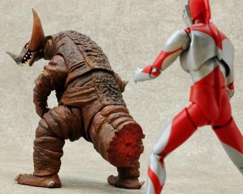 S.H.Figuarts  哥莫拉