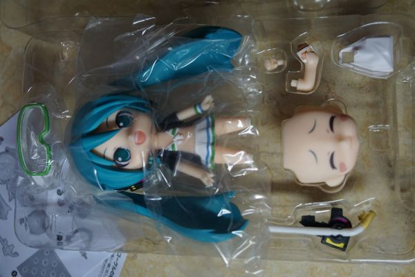 粘土人 #339b 初音未来 泳装Ver. 全家便利店 颜色