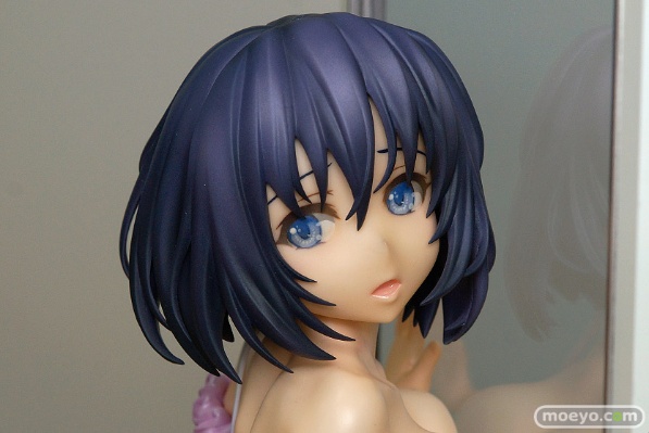 胸贴玻璃的女孩子