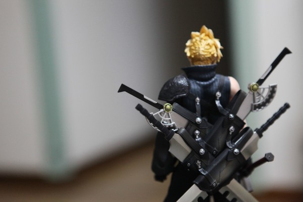 PlayArts改 FF VII 降临之子 克劳德・史特莱夫