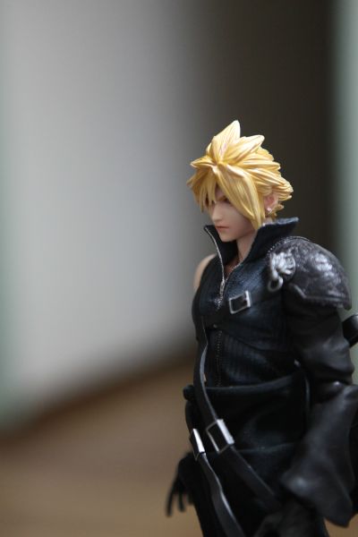 PlayArts改 FF VII 降临之子 克劳德・史特莱夫