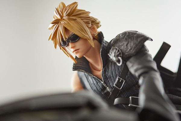 PlayArts改 最终幻想7：圣子降临 克劳德・斯特莱夫&芬里尔狼