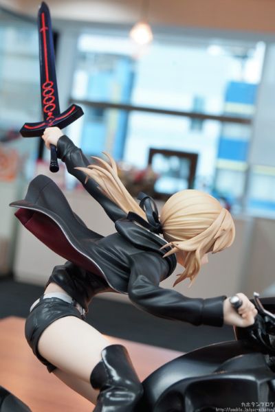 命运-冠位指定 剑士-阿尔托莉雅·潘德拉贡（Alter） 与 黑甲骑兵