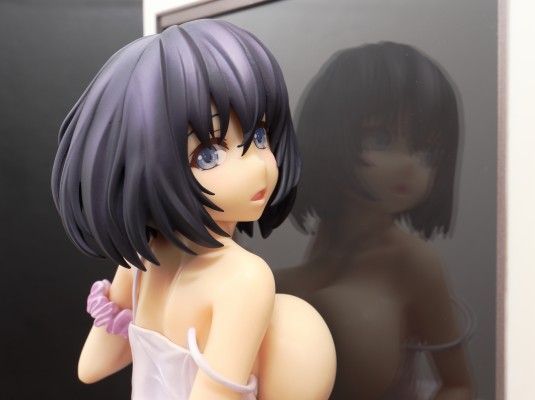 胸贴玻璃的女孩子