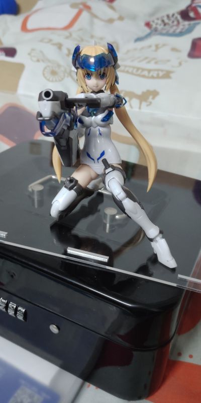 机甲少女 白皙魔鹫