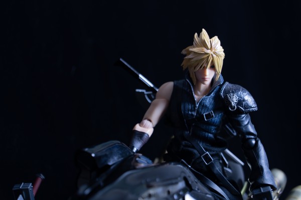 PlayArts改 最终幻想7：圣子降临 克劳德・斯特莱夫&芬里尔狼