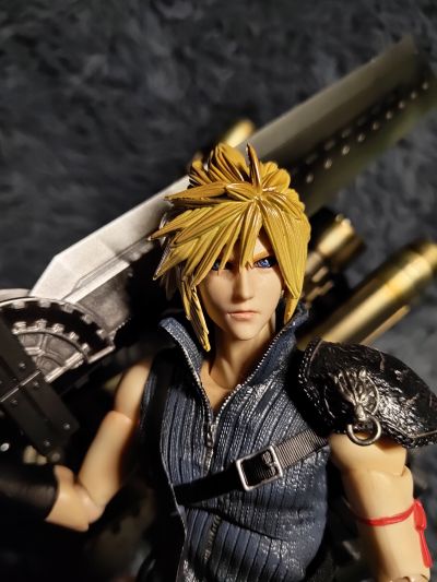 PlayArts改 最终幻想7：圣子降临 克劳德・斯特莱夫&芬里尔狼