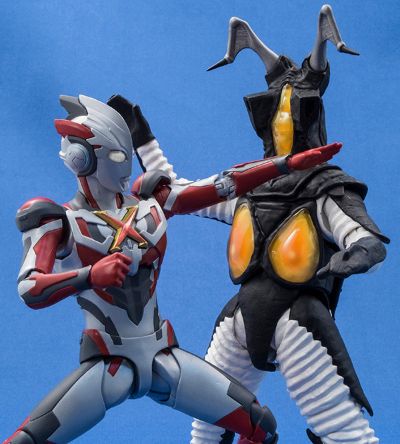 S.H.Figuarts 艾克斯奥特曼 艾克斯奥特曼 与 哥莫拉装甲 套装