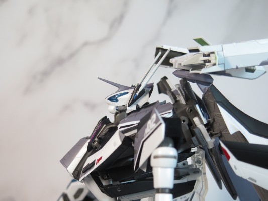 DX超合金 VF-31F 齐格飞（疾风·伊梅尔曼／梅萨·伊雷菲尔特搭乘机）