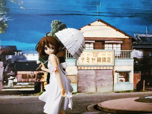 身着白裙 手拾白鞋