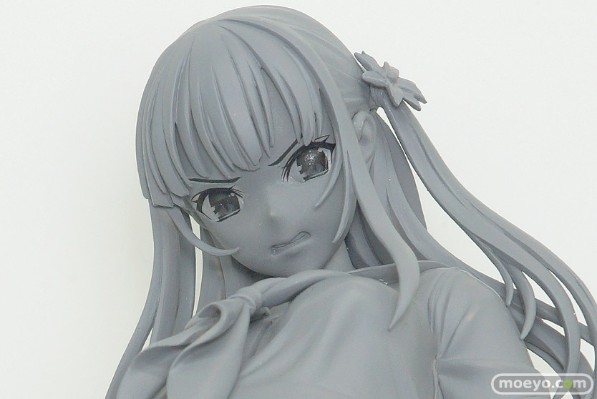 被玩着扭扭乐游戏的少女瞪着 扭扭乐少女