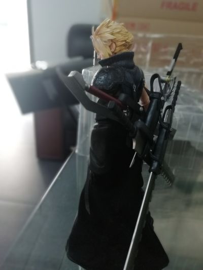 PlayArts改 最终幻想7：圣子降临 克劳德・斯特莱夫&芬里尔狼