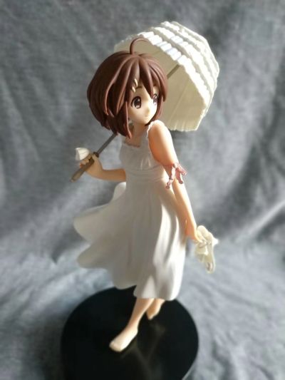 身着白裙 手拾白鞋