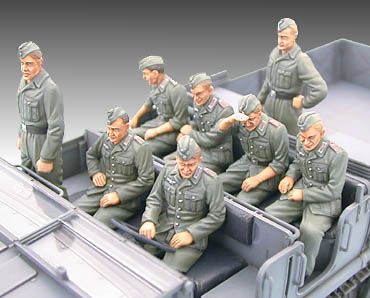 35239 1/35 德国 18吨 重型半履带开车 FAMO