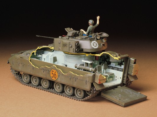 35132 1/35 美国 M2 布雷德利 步兵战车