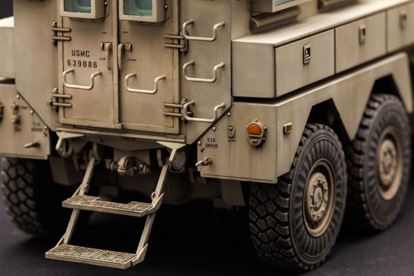1/35 美国“美洲狮”6×6防地雷反伏击车