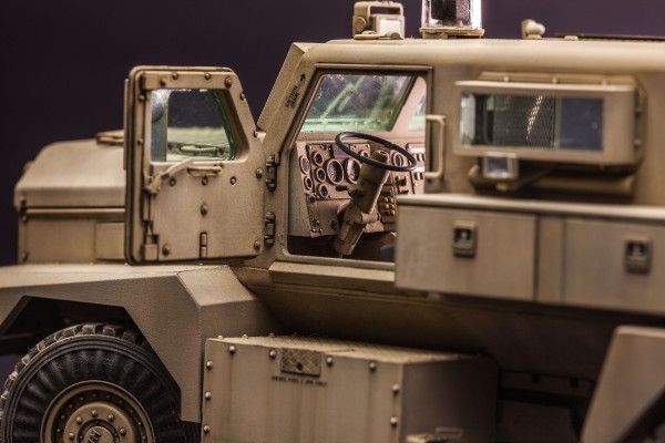 1/35 美国“美洲狮”6×6防地雷反伏击车