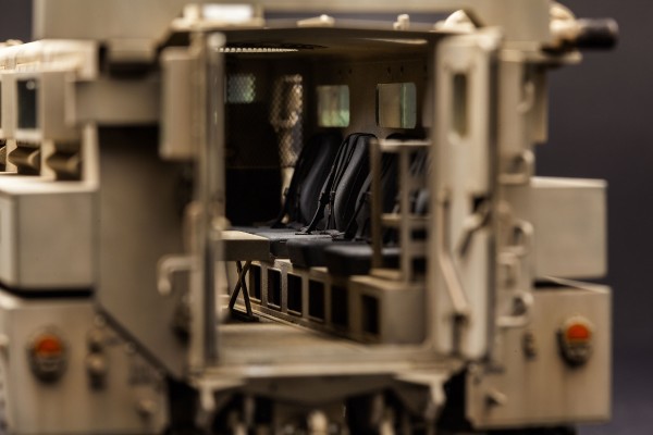 1/35 美国“美洲狮”6×6防地雷反伏击车