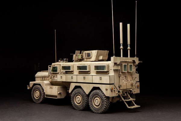 1/35 美国“美洲狮”6×6防地雷反伏击车