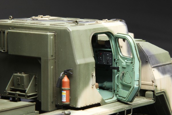 1/35 俄罗斯 9A52-2“龙卷风”远程火箭炮