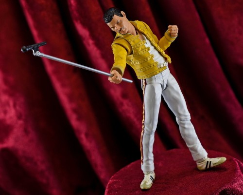 S.H.Figuarts 皇后乐队 佛莱迪·摩克瑞《Live At Wembley Stadium》