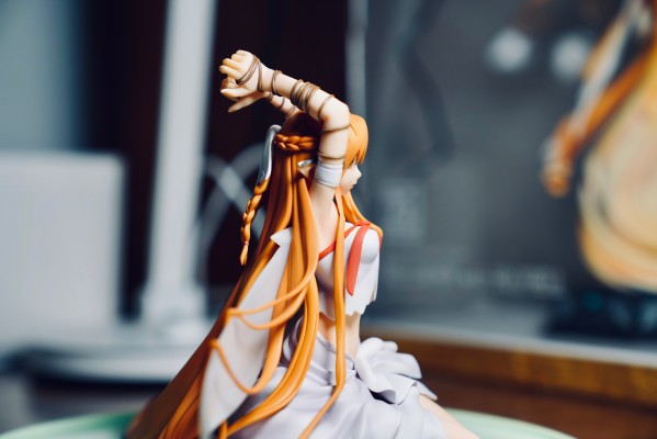 刀剑神域 亚丝娜 -被囚禁的蒂塔妮亚-