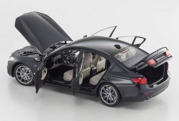 原创 1/18 BMW 5系 (G30) 宝石黑