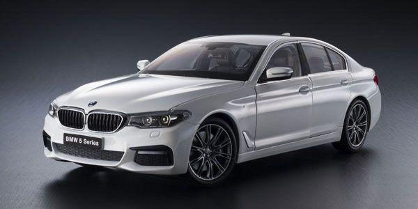 原创 1/18 BMW 5系 (G30) 矿物白