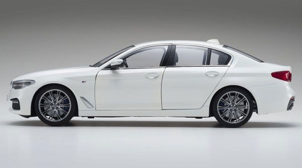 原创 1/18 BMW 5系 (G30) 矿物白