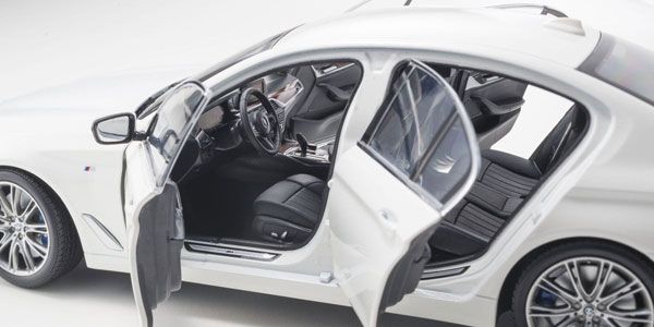 原创 1/18 BMW 5系 (G30) 矿物白