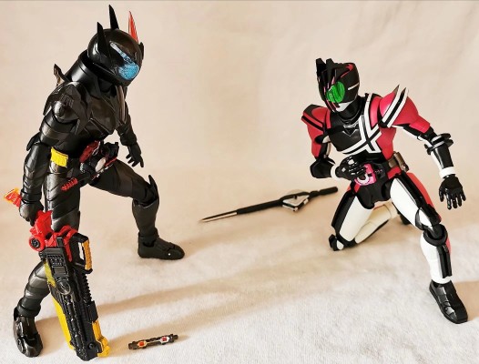 S.H.Figuarts 假面骑士创骑 兔子坦克危险形态