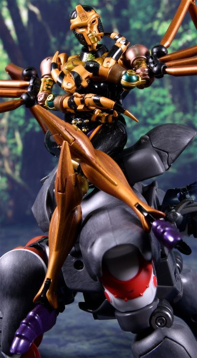 变形金刚MP系列 (MP-46) 野兽之战 黑寡妇