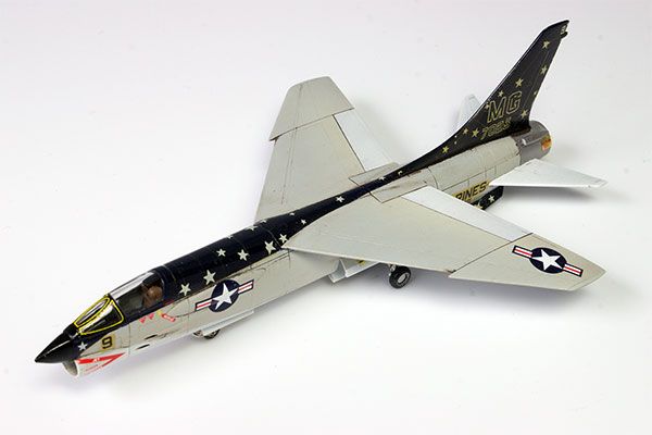 1/144 F-8K/C 十字军‘地狱天使 / NASA’(2机套装) 
